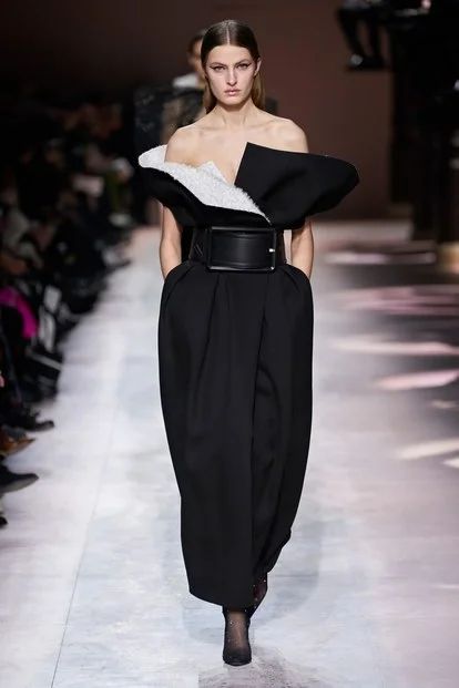 Givenchy Haute Couture Printemps-Été 2020 - Défilés | Vogue Paris Haute Couture Style, Givenchy Couture, Runway Fashion Couture, Collection Couture, Spring Couture, Couture Mode, Couture Week, Fashion Weeks, Mode Inspo