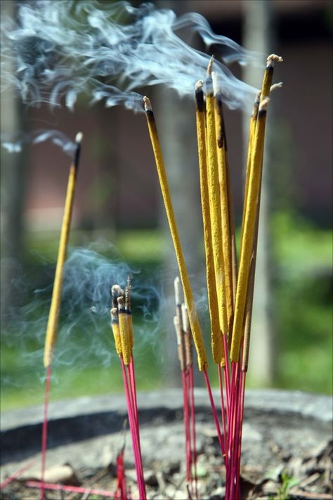 incense+burning | incense-burning Yin En Yang, Nag Champa, Burning Incense, Incense Sticks, Inspiration Art, Woodstock, Ganesha, Buddhism, Feng Shui