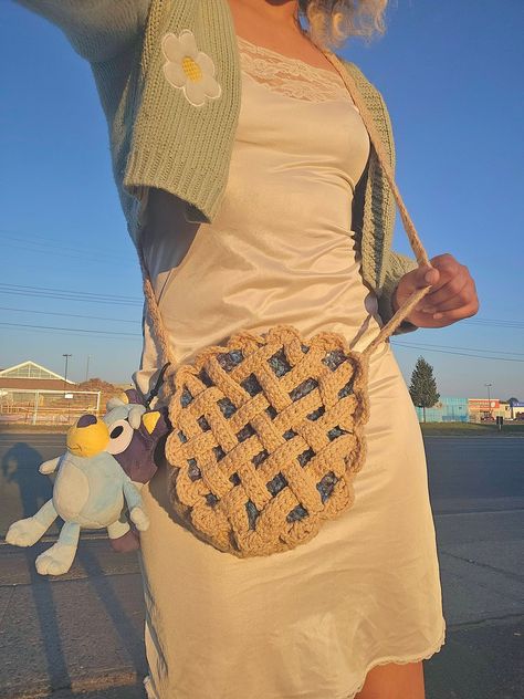 Pie Purse Crochet, Pie Crochet, Crochet Crossbody Bag, Hello Kitty Crochet, Crochet Idea, Pocket Books, Crochet Clothing And Accessories, Blueberry Pie, Fun Crochet