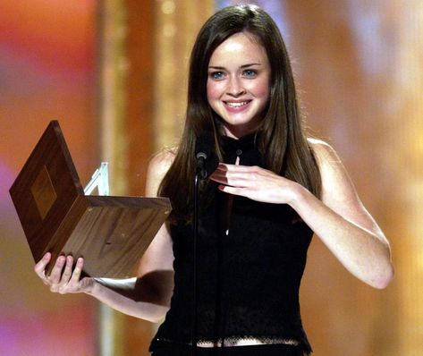 alexis bledel accepts award for her role in gilmore girls from scott patterson in 2002 🖤 Rory Gilmore Hair, Gilmore Girls Cast, September Born, Rory And Logan, Gilmore Girls Fashion, Lorelei Gilmore, Scott Patterson, Gilmore Girl, Lauren Graham