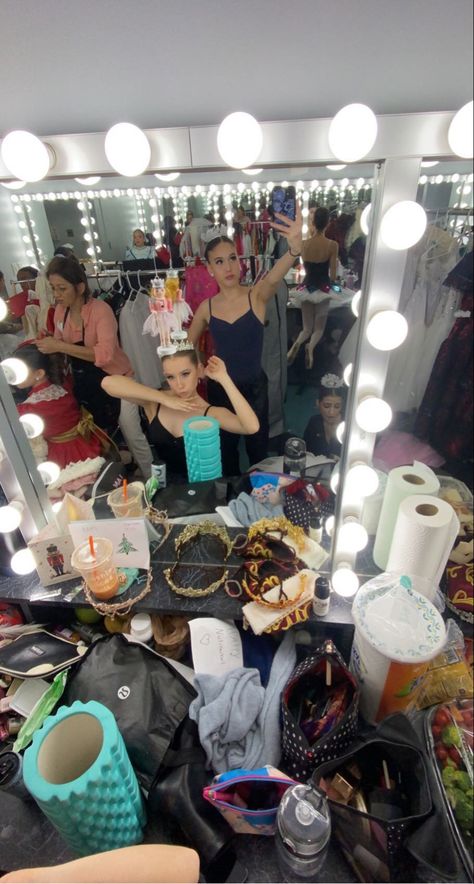 #ballet #pointeshoe #aesthetic #ballerinas Dancer Performing Aesthetic, Ballet Mirror Selfie, Dance Show Aesthetic, Dance Girly, Ballet Friends, Ballet Backstage, Ballet Show, Competitive Dance, Ballet Competition