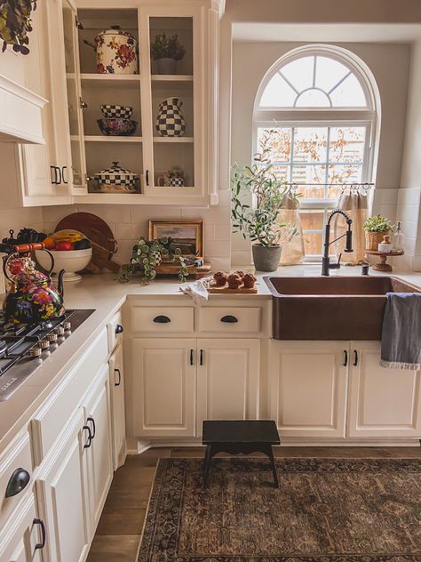 Cottage Core Kitchen, Kitchen Cozy, Cosy Kitchen, Country Kitchen Designs, Aesthetic Kitchen, Cozy Kitchen, Kitchen Redo, Cottage Kitchen, White Cabinets