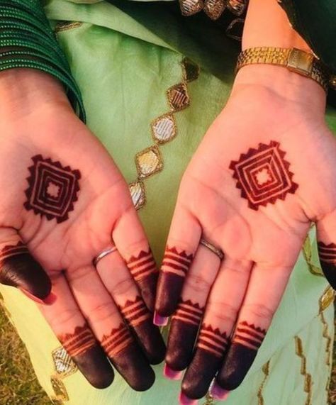 Applying #heena can be quite time consuming at times. But what if you are running out of time and still want henna designs on your hands. Well here are some quick and easy to make patterns which will help you big time in need. Have a look….

#Threads Round Mehndi Design, Palm Mehndi Design, Simple Mehendi Designs, Tato Henna, Easy Mehndi, Mehndi Designs For Kids, Very Simple Mehndi Designs, Modern Mehndi Designs, Full Mehndi Designs