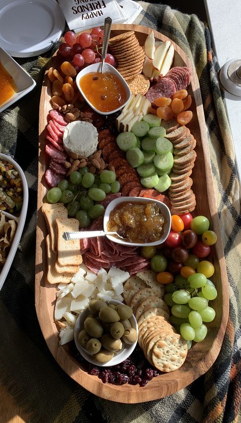 Apetaizer Table Party Ideas, Cream Cheese Platter, Cheese Plate Presentation, Canapes Faciles, Thanksgiving Charcuterie, Picnic Date Food, Food Platter, Party Platter, Wine And Cheese Party