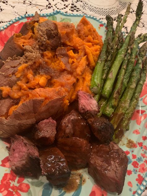 Sweet potato, steak and aspargus Steak And Sweet Potato, Steak And Sweet Potato Dinners, Sweet Potato Dinner, Baked Steak, Japanese Sweet Potato, Loaded Sweet Potato, Healthy Food Dishes, Dinner Inspiration, Steak Dinner