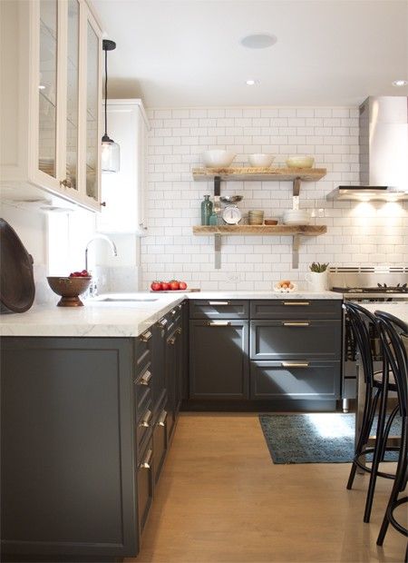 Trending - Dark Lower Kitchen Cabinets - The Decorologist Two Toned Kitchen Cabinets, Dapur Rustic, Two Tone Kitchen Cabinets, Kitchen Cabinet Trends, Dark Grey Kitchen, Painted Kitchen Cabinets Colors, Kabinet Dapur, Two Tone Kitchen, Kitchen Cabinets Makeover