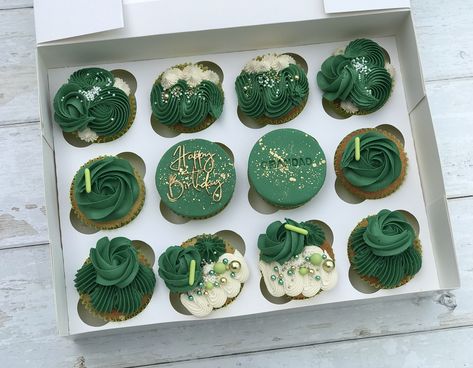 Dark Green Cupcakes, Green Wedding Cupcakes, Emerald Green Cupcakes, Cupcake Icing Designs, Crazy Wedding Cakes, Rose Cake Pops, Black Cupcakes, Cupcakes For Men, Green Cupcakes