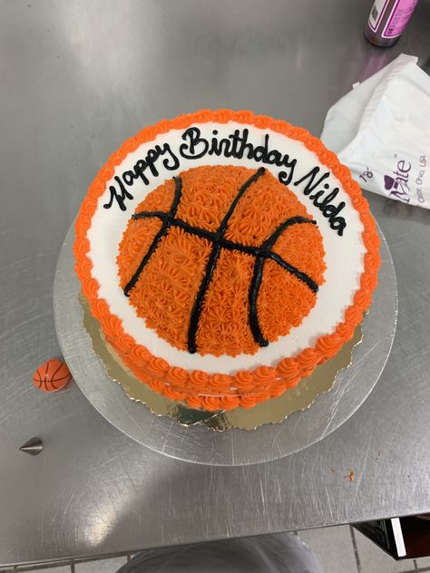 Basketball Cake Ideas, Basketball Theme Cake, Basketball Birthday Cake, Basketball Cupcakes, Basketball Cake, Cake Classes, Basketball Birthday, Icing Tips, Mini Cakes Birthday