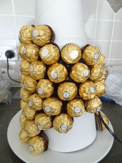 Alternative Cake – Ferrero Rocher Cake Tower – Edible Crafts Ferrero Rocher Tree Diy, Ferrero Rocher Tower Diy, Ferraro Rocher Bouquet Diy, Ferrero Rocher Tower, Ferrero Rocher Pyramid, Cake Ferrero Rocher, Ferrero Rocher Tree, Alternative Cake, Chocolate Arrangements