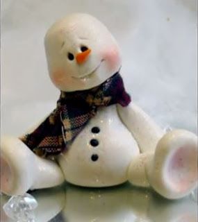 Clay Ideas For Beginners, Polymer Clay Ideas For Beginners, Polymer Clay Snowman, Polymer Animals, Clay Snowman, Clay Objects, Snowman Diy, Egg Artistry, Easy Polymer Clay