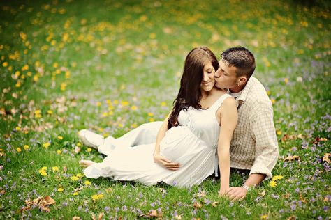 4 Tips for Springtime Family Photo Sessions Maternity Poses Sitting, Poses Sitting, Baby Shower Photography, Maternity Inspiration, Pose Fotografi, Maternity Photography Poses, Pregnant Couple, Maternity Poses, Maternity Portraits