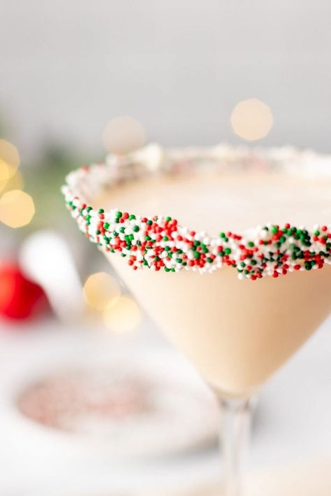 Cookie Cocktails, Sugar Cookie Martini Recipe, Sugar Cookie Martini, Cookie Martini, Christmas Drinks Recipes, Christmas Martini, Yummy Sugar Cookies, Delicious Christmas Cookies, Festive Cookies