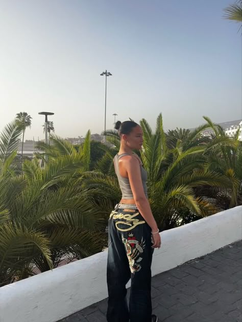 Ed Hardy Jeans Outfit, Ed Hardy Outfit, Jeans 2000s, Fly Outfit, Streetwear Fits, Outfit Inspo Casual, Coachella Outfit, Tomboy Style Outfits, Girl Swag