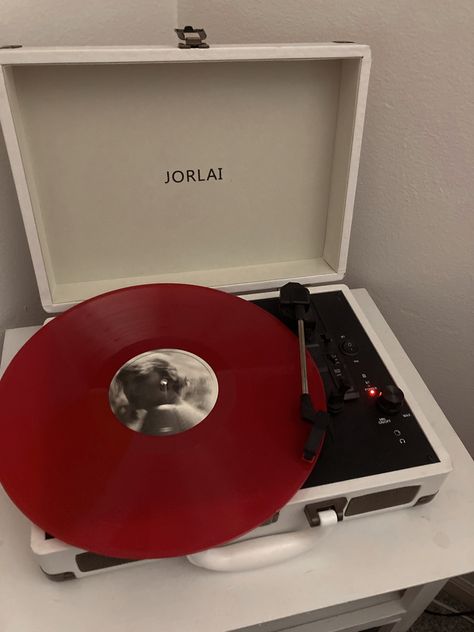 Red Vynil Record, Taylor Swift Vinyl Shelf, Taylor Swift Vynil Record, Red And White Bedroom Aesthetic, Red Vinyl Aesthetic, Red And White Room Aesthetic, Red Record Player, Taylor Swift Records, Red Bedroom Aesthetic