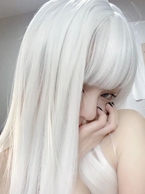 White Hair Asian Girl, White Hair Cosplay, Meng Lu, Dyed White Hair, Albino Girl, Ulzzang Hair, Blonde Hair Green Eyes, Medium Long Haircuts, Short White Hair