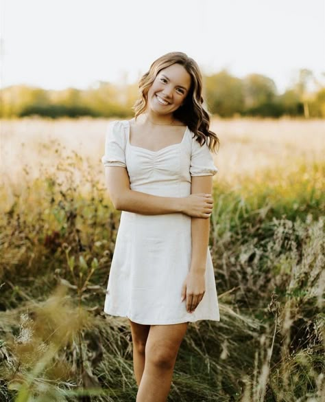 Poses For One Person Standing, Photo Poses For Teenage, Single Portrait Photography, Cute Single Picture Poses, Photoshoot Ideas Single Woman, Individual Standing Poses, Single Photo Poses Women, Sitting Poses Senior Pictures, Senior Picture Dresses Fall