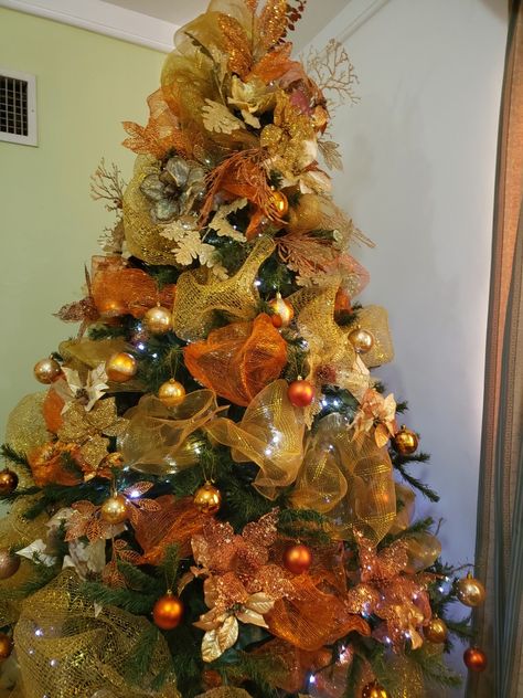 Green And Burnt Orange Christmas Tree, Orange Gold Christmas Tree, Burnt Orange And Gold Christmas Tree, Orange Christmas Tree Ideas, Orange Christmas Tree Decorations, Orange Christmas Decor, Fall Christmas Tree, Orange Christmas Tree, Christmas Tree Decorating Themes