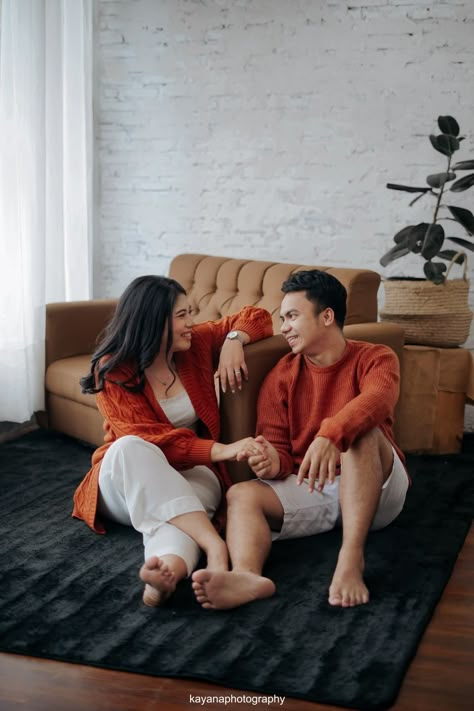 Indoor Prenup Shoot Outfit, Studio Prenup, Casual Prewedding Indoor, Pre Wedding Indoor, Prewedding Photography Casual, Casual Prewedding, Prenup Outfit, Pre Wedding Photo Shoot, Studio Photoshoot Ideas