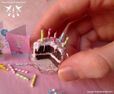 One inch scale miniature dollhouse / doll's house birthday cake with candles ...  hummingbirdminiatures.blogspot.com Minature Things, Spooky Miniatures, Pink Birthday Cake, Miniature Dollhouse Food, Miniature Cakes, Miniature Polymer Clay, Pink Birthday Cakes, Polymer Clay Food, Mini Cakes Birthday