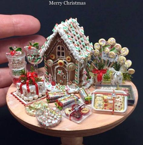 gingerbread house pinned by www.gingerbreadjournal.com Miniature Christmas House, Christmas Market Stall, Dollhouse Holiday, Food Artists, Dollhouse Christmas, Gingerbread Decorations, Christmas Barbie, Dollhouse Food, Xmas Food