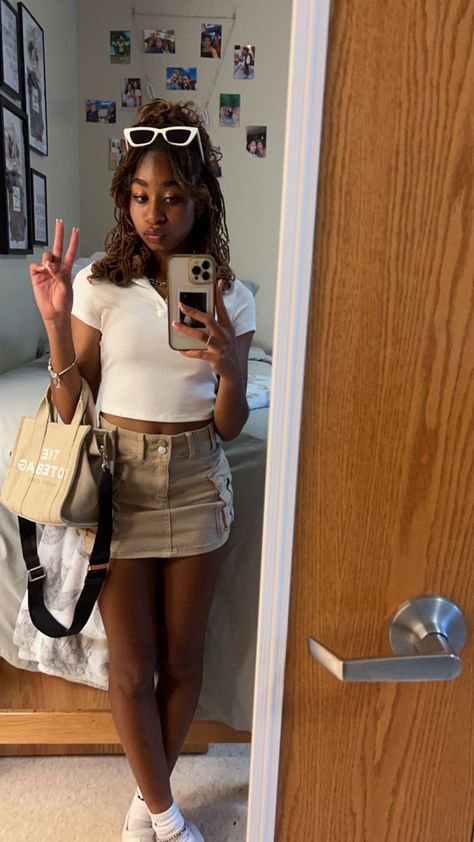 Beige Cargo Mini Skirt Outfit, How To Style Khaki Skirt, Cream Cargo Skirt Outfit, Beige Tote Bag Outfit, Beige Denim Skirt Outfit, Tan Cargo Skirt Outfit, Brown Cargo Skirt Outfit, Beige Cargo Skirt Outfit, Beige Mini Skirt Outfit