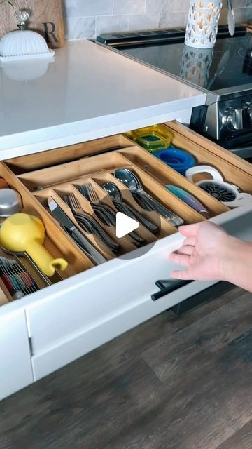 Kellie Atkinson on Instagram: "Kitchen cabinet & drawer organization 😌 #asmr #organized #organization #organizedhome #organizedkitchen #kitchenorganization #kitchencabinets #cabinetorganization" Diy Kitchen Cabinets Organization, How To Organise Kitchen Drawers, Beautiful Kitchen Organization, Kitchen Spoons Storage Ideas, Kitchen Draw Organization Ideas, Kitchen Knife Organization, How To Organize Kitchen Drawers, How To Organize Kitchen Cabinets Layout, Small Kitchen Organization Ideas Space Saving