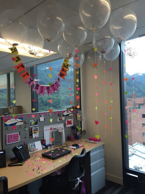 Birthday Decor For Work Desk, Birthday Decoration Ideas At Office, Desk Decorations For Work Birthday, Decorate Office Cubicle Birthday, Decorating Co Workers Desk For Birthday, Office Surprise Birthday Ideas, Cute Office Birthday Decorations, Birthday Decorations At Office, Office Decor For Birthday