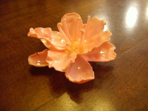 Plastic Spoon Rose Plastic Spoon Art, Flowers Clothes, Spoons Diy, Plastic Spoon Crafts, Spoon Craft, Cutlery Art, Spoon Crafts, Spoon Art, Melted Plastic