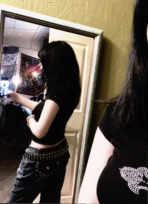 Goth Mirror Pics, Alt Mirror Pics, Goth Mirror Selfie, Emo Selfie Poses 2000s, Grunge Mirror Pics, Emo Mirror Selfie, Emo Instagram Pictures, Emo Club Outfit, Emo Midwest