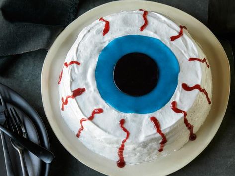 This eyeball cake with marshmallow ftosting is the stuff of Halloween nightmares: When you slice into it, a gush of raspberry jam flows out. Eyeball Cake, Spooky Halloween Food, Lava Cake Recipes, Taffy Candy, Marshmallow Frosting, Halloween Party Ideas, Baking Inspiration, Easy Meal Ideas, Halloween Baking