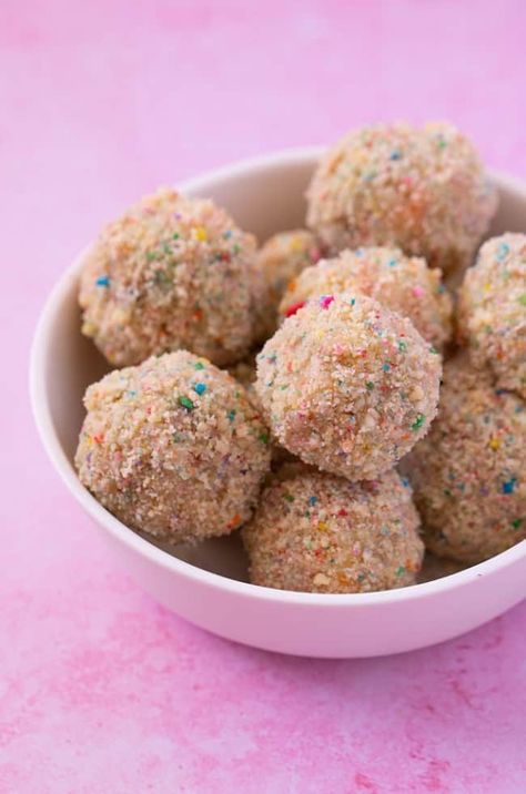 Learn how to make Birthday Cake Truffles just like the famous New York Bakery, Milk Bar. These truffles are made with leftover funfetti cake that’s coated in white chocolate and rolled in homemade cookie crumbs. Recipe from sweetestmenu.com #cake #truffles #sprinkles #funfetti Birthday Cake Truffles, Cake Truffles Recipe, Milk Bar Cake, Milk Bar Recipes, New York Bakery, Birthday Cake Alternatives, Finger Food Ideas, Bake Ideas, Homemade Shortbread