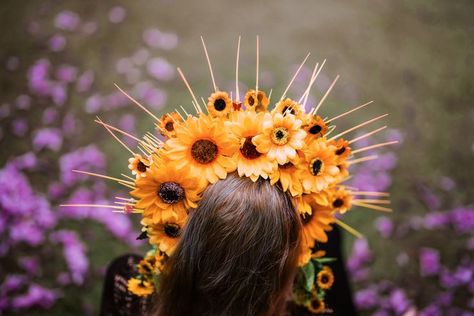 Beautiful Sunflower Halo headpiece, Hand made of various Sunflower sizes that give the headpiece a fantastic look. Big, bold and beautiful, this piece will surely make you stand out. Perfect for cosplay, festivals, photoshoots, costumes and more! Sunflower Festival Outfit, Sunflower Fairy Costume, Sunflower Costume, Fairy Headpiece, Gacha Designs, Fairy Costumes, Halo Headpiece, Ren Fest, Halo Crown