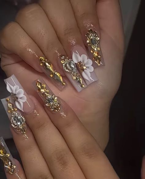 Quinceañera Nails Gold, Quinceanera Nails Gold, Golden Quince Nails, Quince Nails Gold, Latina Acrylic Nails Gold, Gold Quince Nails, Quinceañera Nails, Mexican Nails, Acrylic Nails Stiletto