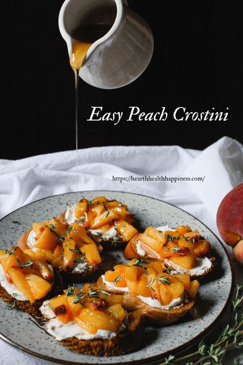 Peach Crostini Peach Crostini, Appetizers Bruschetta, Crostini Toppings, Chelsea Buns, Food Luxury, Flexitarian Recipes, Crunchy Snacks, Honey Cornbread, Crostini Recipes