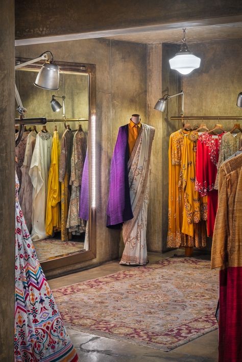 Indian Clothing Store Interior Design, Small Store Layout, Fashion Designer Studio Interior, Indian Boutique Interior, Designer Studio Interior, Small Boutique Interior Design Indian, Botique Interiors Fashion Boutique, Boutique Design Ideas, Boutique Interior Design Indian