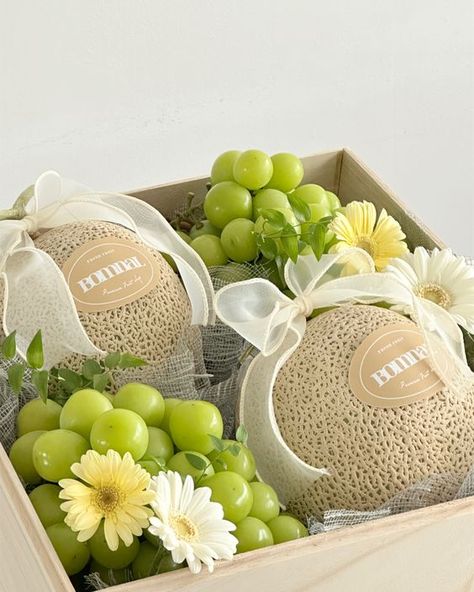 Fruit Gift Box Ideas, Small Fruit Basket Ideas Gift, Fruit Hampers Baskets Gift Ideas, Fruit Gift Basket Ideas, Fruit Box Ideas Gift, Food Hamper Ideas, Fruit Basket Ideas Gift, Fruit Basket Diy Gift, Fruit Flower Basket