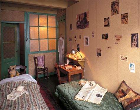 Quarto de Anne e do dentista Pfeffer no Anexo Secreto, o qual foi reconstruído e está aberto à visitas no museu Casa de Anne Frank, em Amsterdã (Foto: Anne Frank Werkstukwijzer) Anne Frank Diary, Anna Frank, Past Life Memories, Anne Frank House, Harriet Tubman, Anne Frank, Amsterdam, Home Kitchens, Home Decor Decals