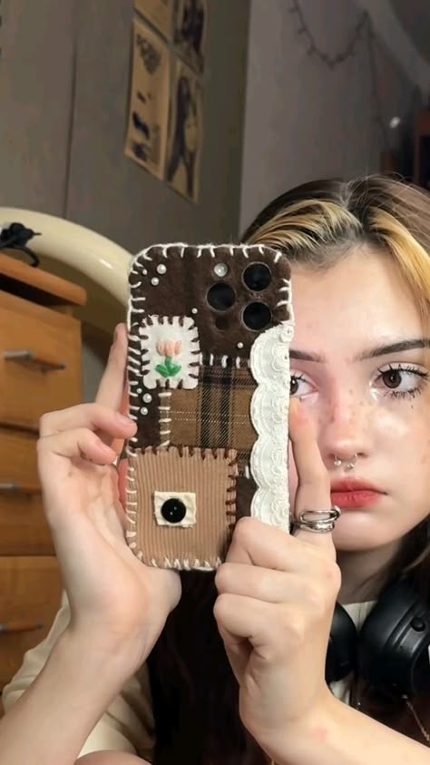 credits: @/yano4kaa.a (her ig) Crochet Case Phone, Cute Diy Phone Cases, Painting Phone Case Ideas Easy, Handmade Phone Cover Ideas, Origami Phone, Phone Case Ideas Diy, How To Make A Phone Case, Diy Phone Cover Ideas, Aesthetic Handmade Phone Case