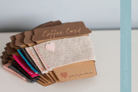 Cup cozy's for Christmas Gifts. Free coffee cup packaging template. Coffee Cup Cozy, Coffee Cup Sleeves, Sewing To Sell, Craft Stalls, Packaging Template, Craft Show Displays, Coffee Sleeve, Cup Cozy, Craft Show Ideas