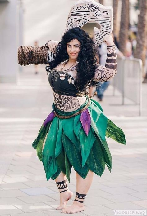 Female Maui from Moana Moana Outfit Ideas, Maui Cosplay, Maui From Moana, Moana Outfit, Gender Bend Cosplay, Moana Cosplay, Maui Moana, Fern Gully, Cosplay Costumes For Women