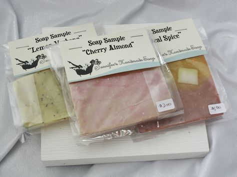 brilliant soap sample packaging (via Jennifer's Handmade Soap) Sample Packaging Ideas, Samples Display, Soap Packaging Diy, Sample Packaging, Handmade Soap Packaging, Natural Soaps Recipes, Soap Display, Homemade Scrub, Soap Craft