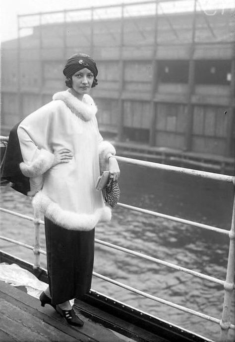 Natasha Rambova, 20s Glamour, Natacha Rambova, Style Année 20, Blithe Spirit, Rudolph Valentino, 1920's Fashion, Historical Dress, Louise Brooks