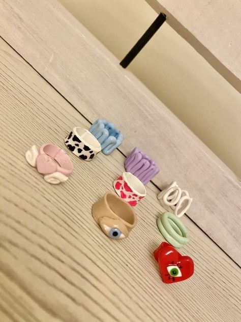 Rings Made Of Clay, Clay Art Ring, How To Make Clay Rings, Handmade Rings Clay, Clay Diy Aesthetic, Polymer Clay Rings Diy, Clay Ring Ideas, Clay Rings Aesthetic, Chunky Clay Rings