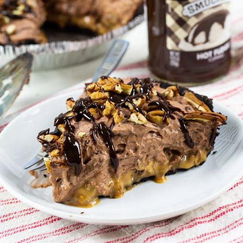 Chocolate Caramel Pie - Spicy Southern Kitchen Southern Dessert Recipes, Caramel Pie Recipe, Showstopper Dessert, Hot Fudge Topping, Southern Recipes Desserts, Spicy Southern Kitchen, Recipes Spicy, Caramel Pie, Creamy Pie