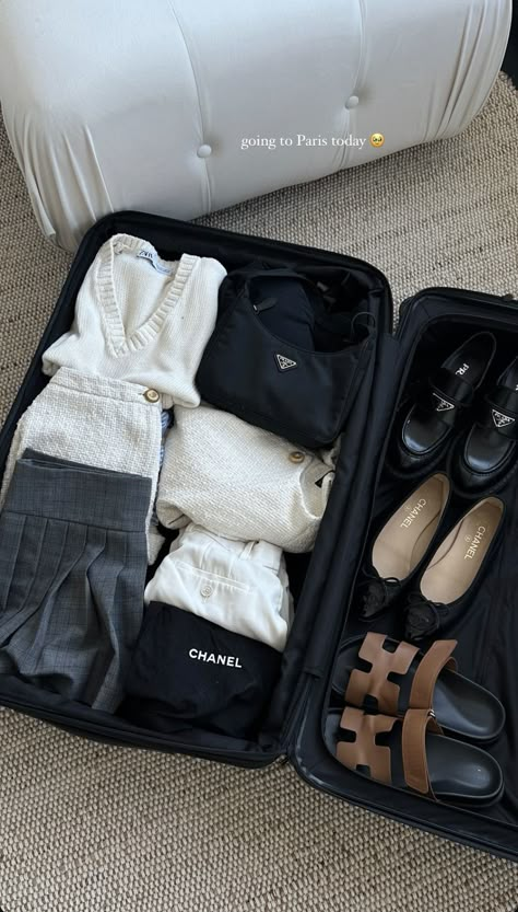 Suitcases For Travel, Girly Christmas Gifts, Airport Aesthetic, Travel Chic, Gentleman Aesthetic, Travel Bag Essentials, Blog Pictures, Packing Ideas, Heels Outfits