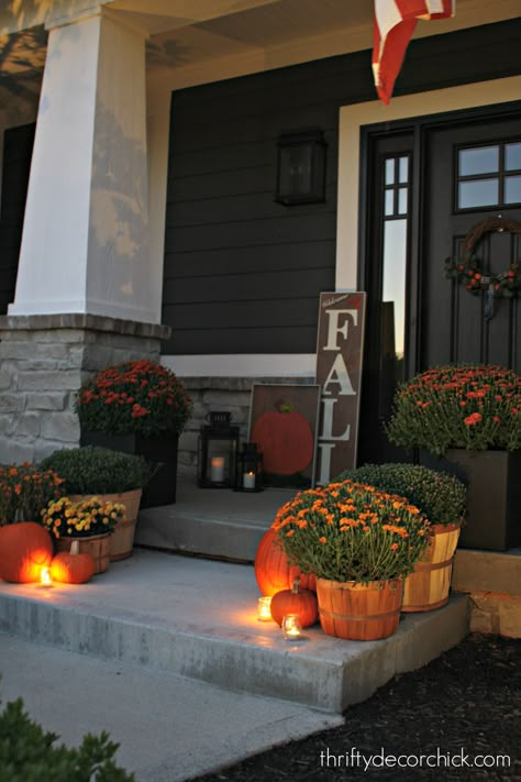 Craftsman front porch fall decor Craftsman Front Porch, Porch Flowers, Thrifty Decor Chick, Modern Craftsman, Fall Front Porch Decor, Small Front Porches, Fall Front Porch, Fall Outdoor Decor, Front Porches