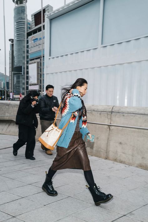 The Best Street Style Photos From the Fall 2024 Shows in Seoul | Vogue Shanghai Street Style, Seoul Street Style, Seoul Street, Shanghai Fashion Week, Minimalist Street Style, Shanghai Fashion, Seoul Travel, Fall Trends Outfits, Street Style Photos