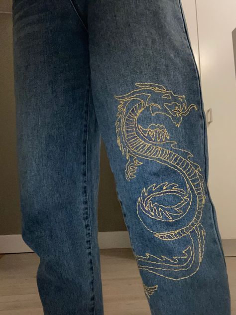 Dragon embroidered on a jeans Dragon Jeans Paint, Dragon Embroidery Jeans, Embroidered Words On Jeans, Embroidery Designs In Jeans, Black Embroidered Jeans, Embroidered Jeans Ideas, Embroidered Jeans Aesthetic, Embroidered Pants Diy, Embroidery On Jeans Pants