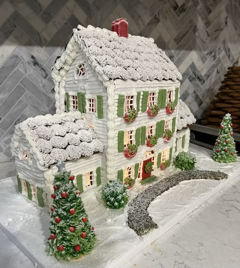 Gingerbread House Winter Wonderland, Gingerbread Brick House, White House Gingerbread House, Colonial Gingerbread House, Creative Ginger Bread Houses, Rustic Gingerbread House Decorations, Red And White Gingerbread House, Professional Gingerbread House, Gingerbread House Inspo