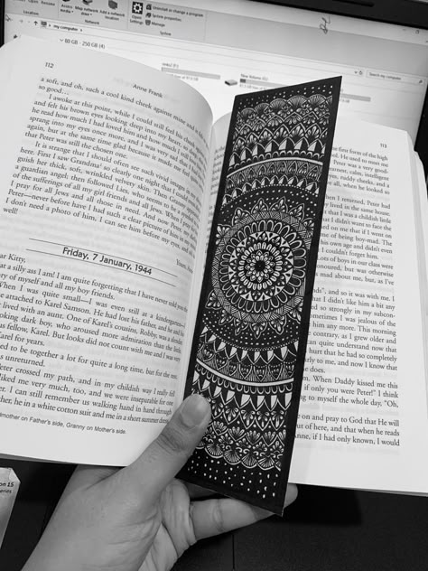 black and white bookmark Bookmark Pencil Drawing, Bookmarks Handmade Black, Mandala Bookmark Ideas, Indian Bookmarks, Bookmark Mandala Design, White Mandala On Black Paper, Black Bookmark, Mandala Bookmark, Black And White Mandala